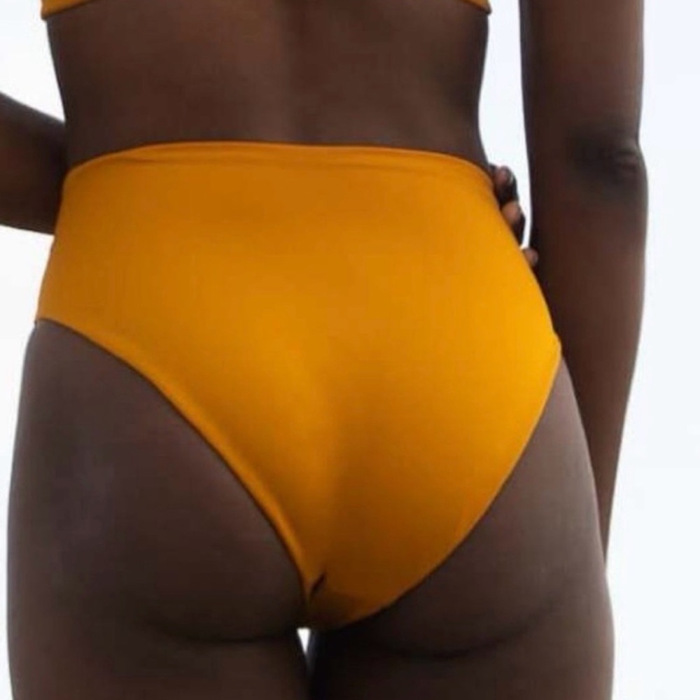 Left on Friday bikini set: Hi Hi swim bottom and double scoop top. M - Picture 3 of 8